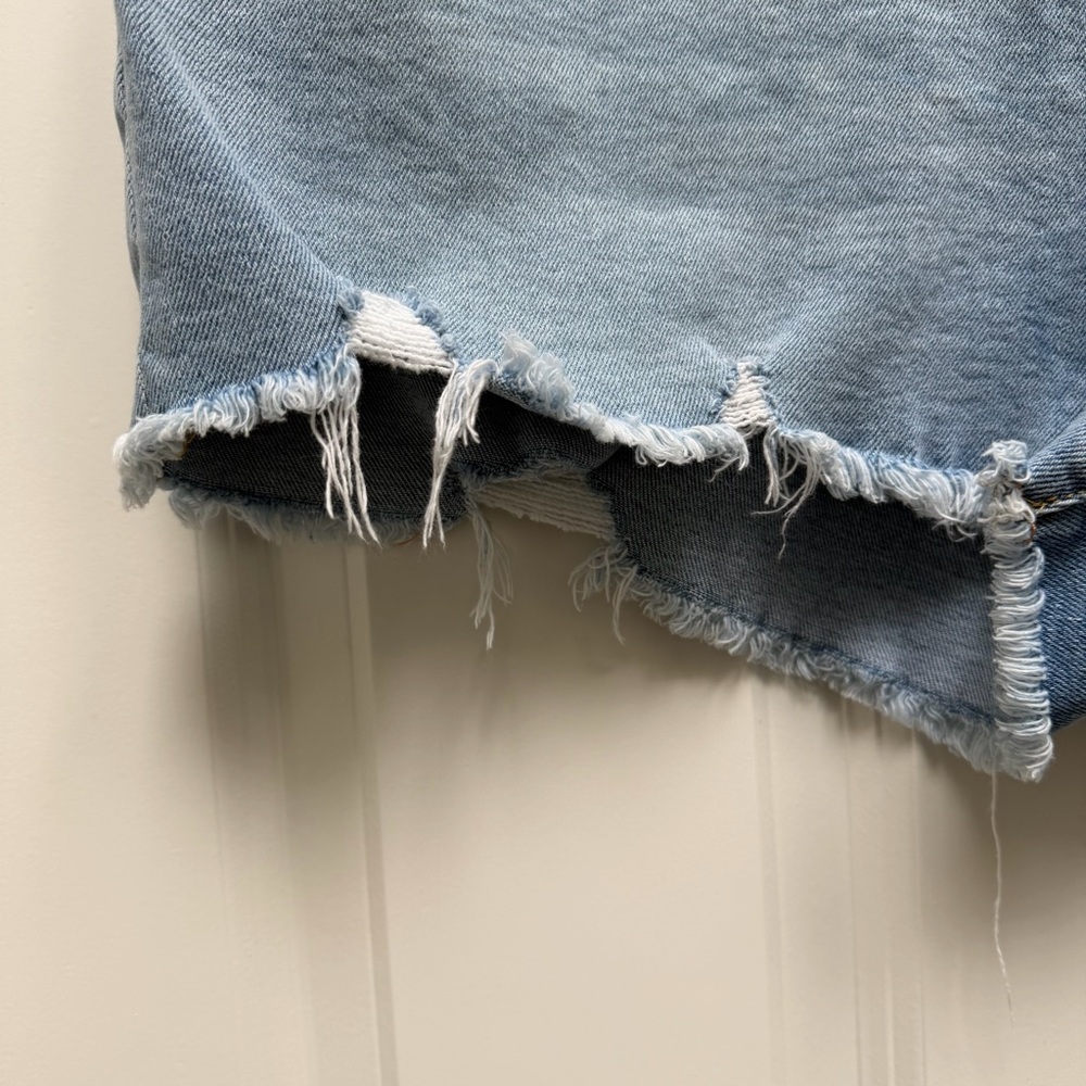 ABERCROMBIE & FITCH CURVE LOVE HIGH RISE MED WASH DISTRESSED DENIM SHORTS 33/16 - Picture 4 of 13